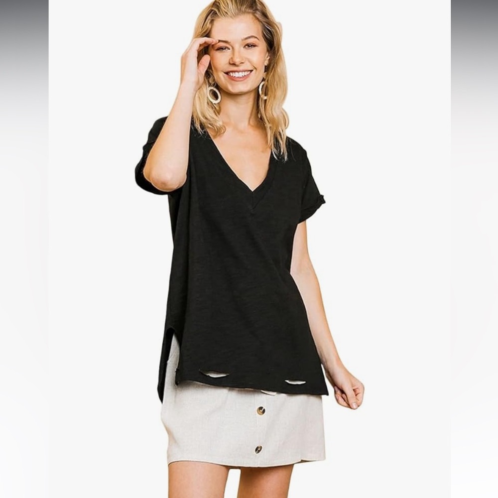 Umgee Distressed V Neck Tee. Size Large